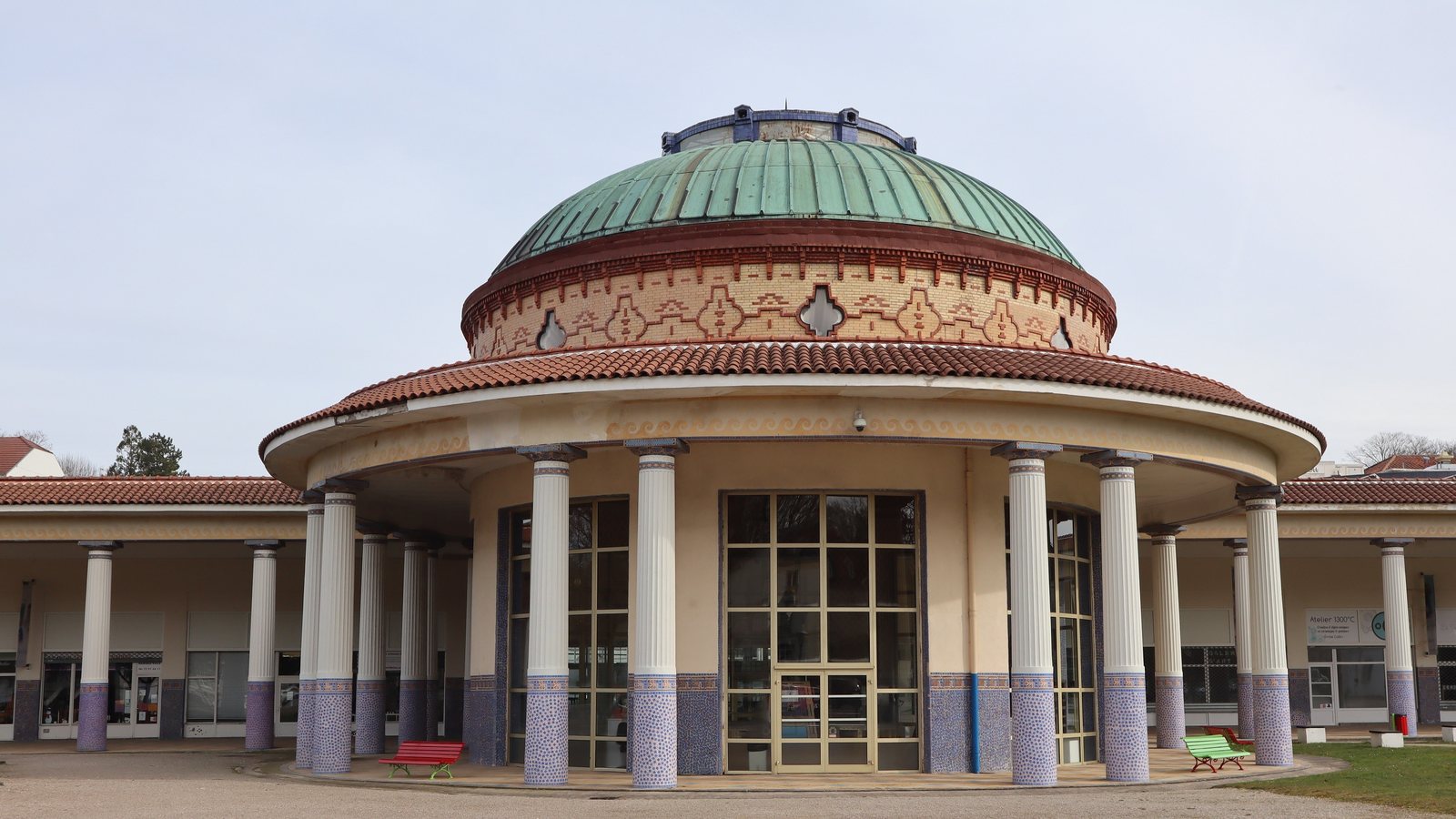 La rotonde à coupole verte et les galeries à colonnes des thermes de Contrexéville